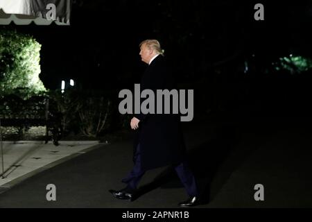 Washington, Stati Uniti D'America. 23rd Gen 2020. Il presidente degli Stati Uniti Donald J. Trump entra nella Casa Bianca a Washington, DC al suo ritorno da Miami, Florida, il 23 gennaio 2020. Credit: Yuri Gripas/Pool via CNP | usage worldwide Credit: DPA/Alamy Live News Foto Stock