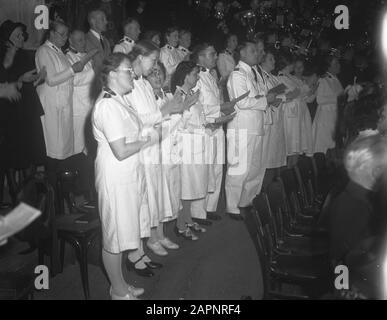 Generale Albert W.T. Orsborn of the Salvation Army ha inviato 16 ufficiali di missione a 'l'Oriente' durante un servizio nel Concertgebouw di Amsterdam. Data: 27 Giugno 1948 Località: Amsterdam, Noord-Holland Parole Chiave: Religioni Foto Stock