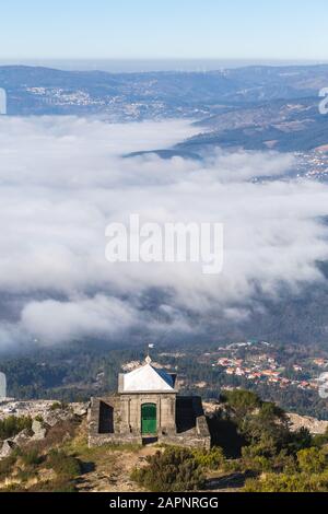 Vista dalla cima della chiesa di Senhora da Graca con Mondim de Basto coperto di nebbia/nuvole basse Foto Stock