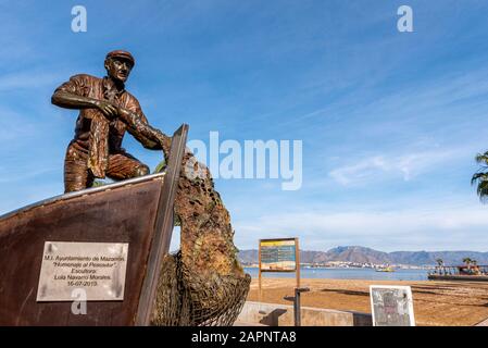 Statua di bronzo di pescatori a Puerto de Mazarron, Murcia, Costa Calida, Spagna, sulla costa mediterranea. Municipio di Mazarron, Tribute ai pescatori Foto Stock