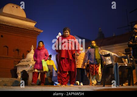 Kathmandu, Nepal. 24th Gen 2020. Le donne indù nepalesi arives per la processione rituale durante il festival di Narayan di Madhav o il tempiale di Swasthani Brata Katha Pashupathinath a Kathmandu, Nepal il venerdì 24 gennaio 2020. I devoti vanno in pellegrinaggio a vari templi, svolgono rituali religiosi, fanno un bagno santo nei fiumi e veloci per un mese, soprattutto tra le donne che credono che il digiuno aiuti nel benessere della loro famiglia o nel farli un buon marito. (Foto Di Subash Shrestha/Pacific Press) Credit: Pacific Press Agency/Alamy Live News Foto Stock