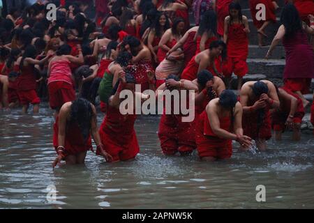 Kathmandu, Nepal. 24th Gen 2020. I devoti indù nepalesi prendono il bagno santo rituale durante il festival di Narayan di Madhav o il tempiale di Swasthani Brata Katha Pashupathinath a Kathmandu, in Nepal venerdì 24 gennaio 2020. I devoti vanno in pellegrinaggio a vari templi, svolgono rituali religiosi, fanno un bagno santo nei fiumi e veloci per un mese, soprattutto tra le donne che credono che il digiuno aiuti nel benessere della loro famiglia o nel farli un buon marito. (Foto Di Subash Shrestha/Pacific Press) Credit: Pacific Press Agency/Alamy Live News Foto Stock