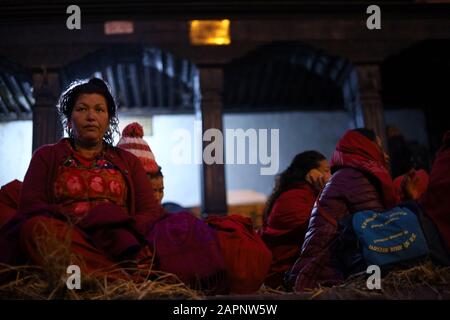 Kathmandu, Nepal. 24th Gen 2020. I devoti si siedono lungo le rive del fiume Bagmati durante il Festival di Narayan di Madhav o lo Swasthani Brata Katha al Tempio di Pashupathinath a Kathmandu, Nepal, venerdì 24 gennaio 2020. I devoti vanno in pellegrinaggio a vari templi, svolgono rituali religiosi, fanno un bagno santo nei fiumi e veloci per un mese, soprattutto tra le donne che credono che il digiuno aiuti nel benessere della loro famiglia o nel farli un buon marito. (Foto Di Subash Shrestha/Pacific Press) Credit: Pacific Press Agency/Alamy Live News Foto Stock