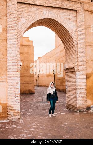 Donna araba per le strade di Marrakech, Marocco Foto Stock