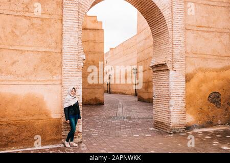 Donna araba per le strade di Marrakech, Marocco Foto Stock