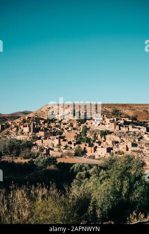 Il villaggio berbero di Asni comprende case in argilla costruite su una collina ai piedi delle montagne dell'Atlante Foto Stock