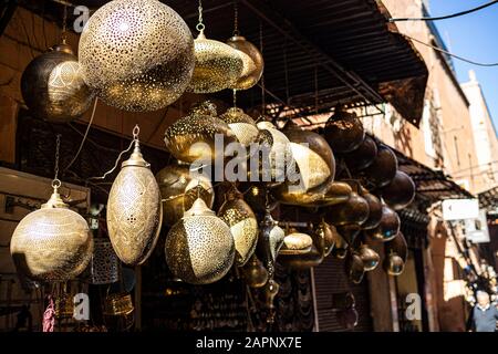 Lanterne diverse su una stalla metallurgica a Marrakech, Marocco. Foto Stock