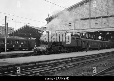 Tedesco: Locomotiva a vapore serie 141.TC delle Ferrovie dello Stato francesi (SNCF), francese: Société Nationale des Chemins de Fer Français, situata su una piattaforma di fronte alla sala della stazione di Parigi-Nord, francese: Paris Gare du Nord. Dietro la tender locomotiva a vapore rimodellamento autovetture (auto a metà ingresso) serie Romilly, dove Romilly è il soprannome di queste vetture, con doppie porte nei terzi punti tipici di questa serie di auto, che sono invertiti in nicchie. Foto Stock