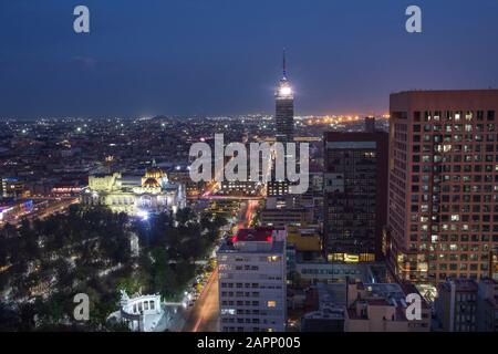 Veduta aerea di Torre Latinoamericana (Torre Latino-americana) a Città del Messico durante la notte. Centro della città in Messico notte paesaggio Foto Stock