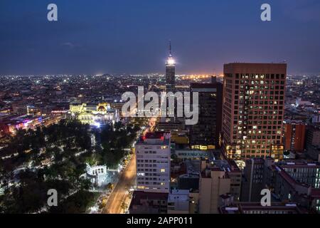 Veduta aerea di Torre Latinoamericana (Torre Latino-americana) a Città del Messico durante la notte. Centro della città in Messico notte paesaggio Foto Stock