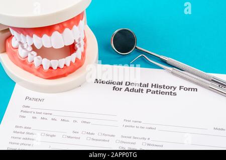 Storia dentale forma con il modello di dente e strumenti odontoiatrici. Salute dentale e denti il concetto di cura. Foto Stock