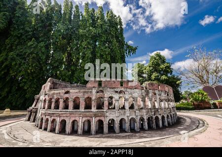 Pattaya, Thailandia - 3 giugno 2017: Vista di un modello del Colosseo, Roma nel Mini Siam Park a Pattaya Thailandia. Foto Stock