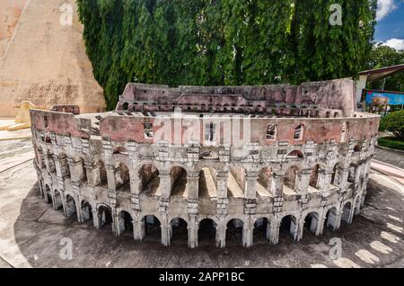 Pattaya, Thailandia - 3 giugno 2017: Vista di un modello del Colosseo, Roma nel Mini Siam Park a Pattaya Thailandia. Foto Stock