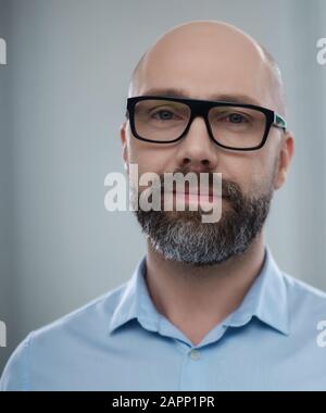 Barbuto uomo di mezza età con gli occhiali Foto Stock