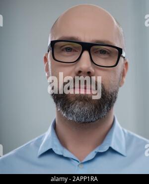 Barbuto uomo di mezza età con gli occhiali Foto Stock