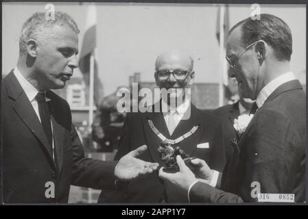 Mostra della statua commemorativa Crossline del principe Bernhard te sliedrecht. Il monumento, che è una creazione dello scultore di Amsterdam H. Bayens, è un ricordo del gruppo di resistenza illegale Albercht che ha fatto crossingwork tra aree occupate e liberate nel Biesbosch negli anni 1944 e 1945. Nel mezzo il sindaco di Sliedrecht Chr. Van Hofweggen Data: 2 maggio 1966 luogo: Sliedrecht, Zuid-Holland Parole Chiave: Sindaci, doni, casa reale, rivelazioni, principi, modelli di scala, statue Nome personale: Bayens, Hans, Bernhard (principe Olanda), Hofweggen CH. Di Foto Stock