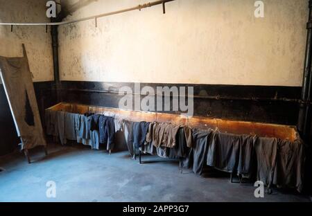 24 gennaio 2020, Polonia, Oswiecim: I vestiti dei prigionieri giustiziati possono essere visti Nel Blocco 11, in un bagno all'uscita del muro nero nell'ex campo di concentramento di Auschwitz I. 27.01.2020 ricorre il 75th anniversario della liberazione del campo di concentramento da parte dell'Armata Rossa. Dal 1940 al 1945, la SS gestiva il complesso con numerosi campi satellite come campi di concentramento e di sterminio. Il numero di coloro che sono stati uccisi ammonta a 1,1 - 1,5 milioni, la maggior parte dei quali ebrei. Auschwitz è il simbolo dell'omicidio di massa industriale e dello sterminio degli ebrei. Foto: Kay Nietfeld/Dpa Foto Stock