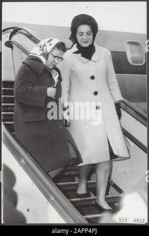La coppia reale e la principessa Beatrix partì per il Messico da Schiphol. La principessa Marguerite e la principessa Christina lasciano l'aereo. Data: 7 aprile 1964 Località: Noord-Holland, Schiphol Parole Chiave: DEART, casa reale, principesse Nome personale: Christina, princess, Margriet, princess Foto Stock