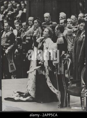 Inaugurazione Della Regina Juliana. Giuramento o promessa sulla Costituzione Data: 6 settembre 1948 luogo: Amsterdam, Noord-Holland Parole Chiave: Inaugurazioni, regine, casa reale, principi Nome personale: Bernhard, principe, Juliana, regina Foto Stock