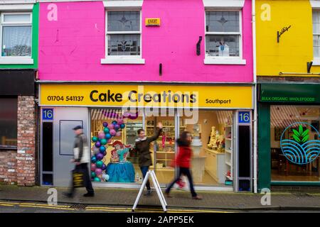 Southport, Merseyside. Meteo Regno Unito. 24th gennaio 2019. Il gloom anti-ciclonico persiste nel nord-ovest dell'Inghilterra con un getto umido e una pioggia leggera. Cake Creations in Wesley Street Southport's very own 'Village in the Town.' un microcosmo di negozi locali, commercianti indipendenti in una pittoresca strada dipinta di colori vivaci. Credit: MediaWorldImages/AlamyLiveNews. Foto Stock