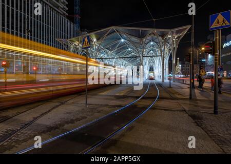 Notte alla stazione del tram Piotrkowska a Lódz, Polonia. Conosciuta anche come la Unicorn Stables o la fermata del tram centrale. Foto Stock