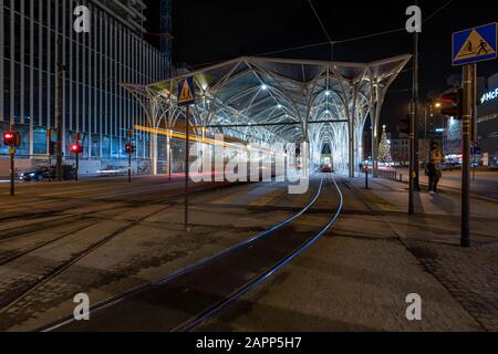 Notte alla stazione del tram Piotrkowska a Lódz, Polonia. Conosciuta anche come la Unicorn Stables o la fermata del tram centrale. Foto Stock