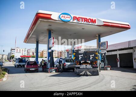 Vendita, Marocco - 9 aprile 2019: Stazione di benzina di Petrom in vendita, Marocco. Foto Stock