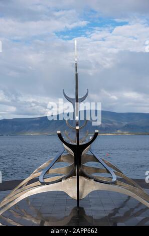 Il Sun Voyager Monument, Reykjavik, Islanda Foto Stock