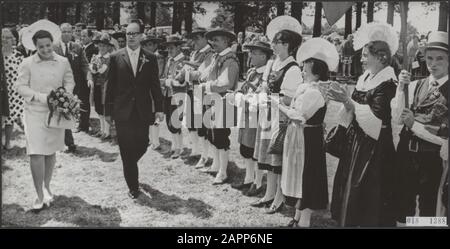 Serie 018-1388 t/m 018-1389 Data: 15 giugno 1967 Località: De Steeg, Gelderland Parole Chiave: Visite, sindaci, danze, folklore, casa reale, principesse Nome personale: Drost van Rheden, Int. Festival Folcloristico 1967, Corona, Margriet, Principessa Foto Stock