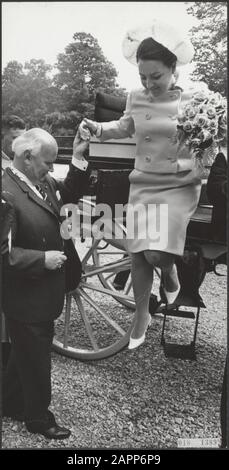 Serie 018-1388 t/m 018-1389 Data: 15 giugno 1967 Località: De Steeg, Gelderland Parole Chiave: Visite, sindaci, folklore, casa reale, principesse Nome personale: Drost van Rheden, Int. Festival Folcloristico 1967, Corona, Margriet, Principessa Foto Stock