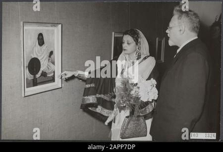 Apertura della mostra del pittore pakistano Esmet Rahim al Royal Institute of the Tropics da parte dell'ambasciatore del Pakistan, Begum Liaquat Ali Khan (a sinistra). Durante il tour con il Prof. R.A.M. Data di inizio: 28 Gennaio 1955 Località: Amsterdam, Noord-Holland Parole Chiave: Diplomatici, mostre, dipinti Nome personale: Begsma R A M, Begum Liaquat Ali Khan Foto Stock