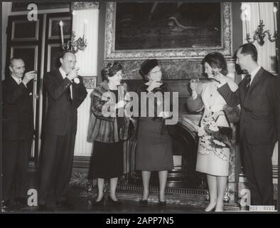 Eventi che circondano la reception della fidanzata Irene e Carel Hugo nei Paesi Bassi. Brinda nella sala Treves. Vlnr. Principe Xavier (padre di Carel Hugo), Principe Bernhard, Principessa Magdalena (madre di Carel Hugo), Regina Juliana, Principessa Irene e Carel Hugo Data: 11 febbraio 1964 luogo: L'Aia, Sud Olanda Parole Chiave: Regine, casa reale, ricevimenti, principesse, impegni personali Nome personale: Bernhard (Prince Netherlands), Irene (princess Netherlands), Juliana (queen Netherlands), Magdalena Institution nome: Trêveszaal Foto Stock