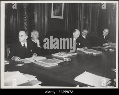 Riunione del gabinetto olandese con la Commissione generale. Vlnr. P. Sanders (Segretario) membri della Commissione Generale, F. De Boer, W. Schermerhorn, M.J.M. van Poll e Ministro delle Finanze P. Lieftinck Data: 28 novembre 1946 luogo: L'Aia, l'Indonesia, l'Indonesia, le Indie Orientali olandesi Parole Chiave: Comitati, gabinetti, ministri, riunioni Nome personale: Agricoltore F. De, Lieftinck, P., poll, Max van, Sanders P., Schermerhorn, Willem Foto Stock