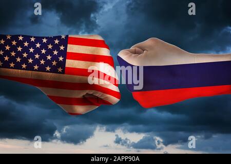 Due pugni con le bandiere dell'America e della Russia. Il concetto di confronto tra stati Foto Stock