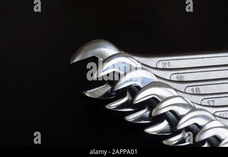 Una serie di strumenti su sfondo scuro. Nuove chiavi piatte per uso universale. Foto Stock
