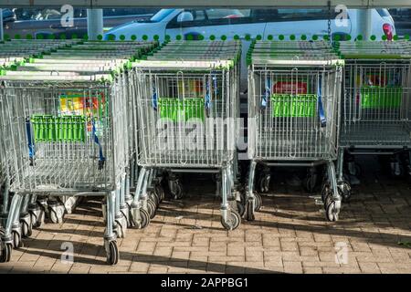 Carrelli per lo shopping Asda, Nottinghamshire, Inghilterra, Regno Unito Foto Stock