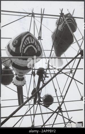 Illuminazioni, feste, piccoli Gartman Plantsoen Data: 31 Maggio 1956 Località: Amsterdam, Noord-Holland Parole Chiave: Feste, illuminazioni Nome personale: Kleine Gartman Plantsoen Foto Stock