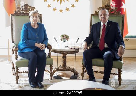 Istanbul, Turchia. 24th Gen 2020. La cancelliera Angela Merkel (CDU) incontra Recep Tayyip Erdogan, presidente della Turchia. Credit: Ahmed Deeb/Dpa Pool/Dpa/Alamy Live News Foto Stock