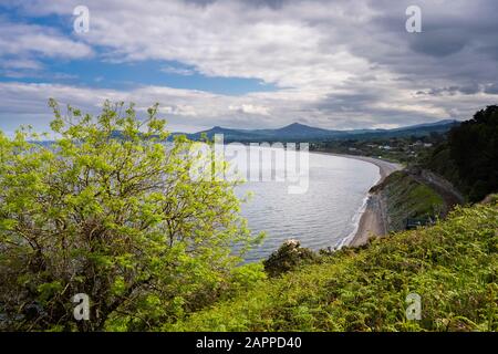 Ammira la baia di Killiney verso sud verso le montagne di Wicklow, da White Rock, Killiney, Dublino, Irlanda Foto Stock