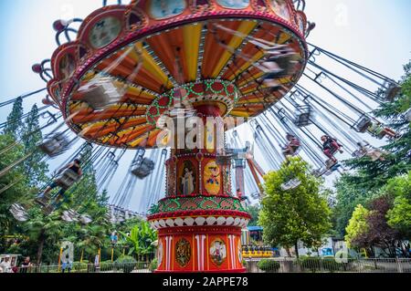 Persone cavalcare un onda swinger amusement ride a Xiaoyao Jin Park a Hefei, Anhui Provincia Foto Stock