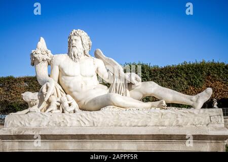 La Statua Del Tevere Nel Giardino Delle Tuileries, Parigi, Francia Foto Stock