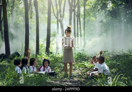 Provincia di Chiang mai, THAILANDIA - 30 settembre: Studenti di apprendimento e insegnamento Nelle zone rurali di Chiang mai, 30 settembre 2016. Foto Stock