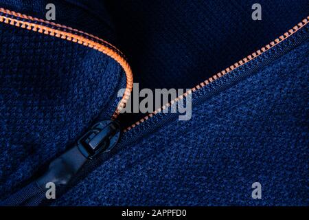 Chiusura zip giacca da uomo in indumenti pronti da indossare con un paio di jeans blu Foto Stock