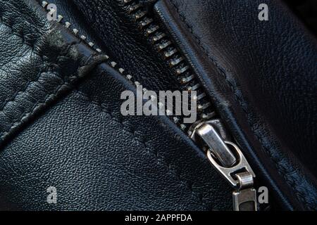 Chiusura zip giacca da uomo in indumenti pronti da indossare con un paio di jeans blu Foto Stock