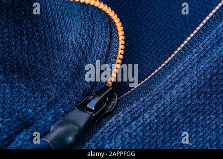 Chiusura zip giacca da uomo in indumenti pronti da indossare con un paio di jeans blu Foto Stock