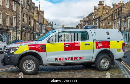 County Durham & Darlington, veicolo antincendio e di soccorso, parcheggiato per una pausa pranzo degli occupanti, nel centro del castello di Barnard, County Durham, Inghilterra, Regno Unito. Foto Stock