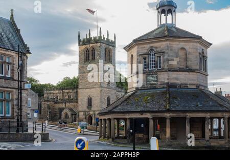 Mercato ottagonale Croce, costruito nel 1747, e medievale St Mary's Church, nella storica Barnard Castle Market Town, Teesdale, County Durham, Inghilterra, Regno Unito. Foto Stock