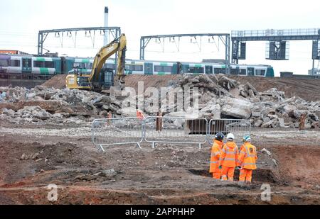 Curzon Street, Birmingham, West Midlands, Regno Unito – Venerdì 24th Gennaio 2020 – gli ingegneri esaminano i progressi nei lavori di costruzione presso l'enorme sito della nuova stazione di Curzon Street nel centro di Birmingham, che fa parte dell'enorme progetto di infrastrutture ferroviarie HS2. All’inizio di questa settimana, una revisione su incarico di un governo trapelato ha suggerito che il costo totale per HS2 potrebbe raggiungere £106bn. Nel 2015 il progetto HS2 è stato stimato a un costo di £56bn. La relazione dell'Ufficio nazionale di revisione contabile ha affermato che la Dept for Transport e la HS2 Ltd 'non hanno gestito adeguatamente i rischi per il denaro dei contribuenti". Foto Steven May / Alamy Foto Stock