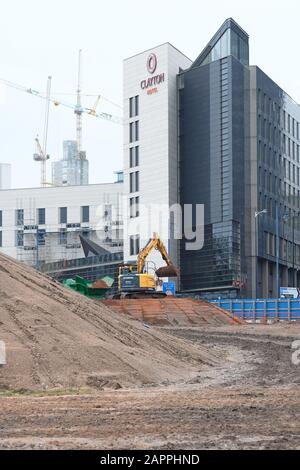 Curzon Street, Birmingham, West Midlands, Regno Unito – Venerdì 24th Gennaio 2020 – lavori di costruzione in corso sul sito massiccio della nuova stazione di Curzon Street nel centro di Birmingham, che fa parte dell'enorme progetto di infrastrutture ferroviarie HS2. All’inizio di questa settimana, una revisione su incarico di un governo trapelato ha suggerito che il costo totale per HS2 potrebbe raggiungere £106bn. Nel 2015 il progetto HS2 è stato stimato a un costo di £56bn. La relazione dell'Ufficio nazionale di revisione contabile ha affermato che la Dept for Transport e la HS2 Ltd 'non hanno gestito adeguatamente i rischi per il denaro dei contribuenti". Foto Steven May / Alamy Live News Foto Stock