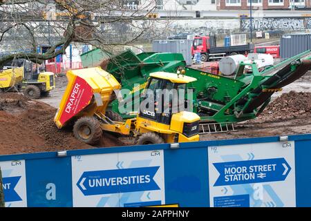 Curzon Street, Birmingham, West Midlands, Regno Unito – Venerdì 24th Gennaio 2020 – lavori di costruzione in corso sul sito massiccio della nuova stazione di Curzon Street nel centro di Birmingham, che fa parte dell'enorme progetto di infrastrutture ferroviarie HS2. All’inizio di questa settimana, una revisione su incarico di un governo trapelato ha suggerito che il costo totale per HS2 potrebbe raggiungere £106bn. Nel 2015 il progetto HS2 è stato stimato a un costo di £56bn. La relazione dell'Ufficio nazionale di revisione contabile ha affermato che la Dept for Transport e la HS2 Ltd 'non hanno gestito adeguatamente i rischi per il denaro dei contribuenti". Foto Steven May / Alamy Live News Foto Stock